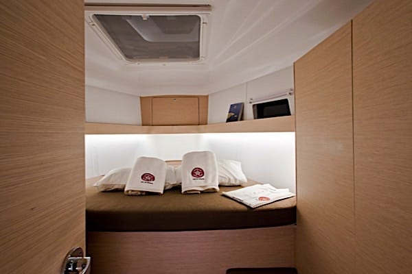 En st�rre hytt med dubbels�ng i segelb�ten Elan 45